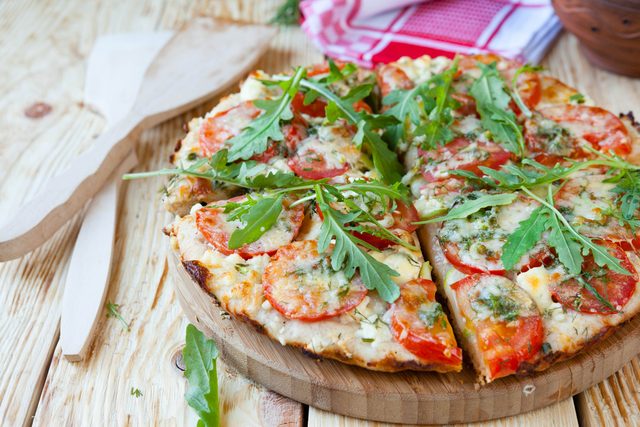 Une recette de pizza sur pita pour cuisiner les tomates fraches
