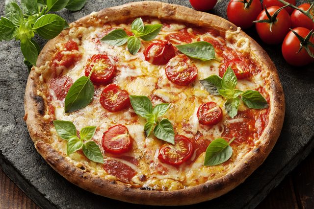 Une recette de pizza pour cuisiner les tomates fraches.
