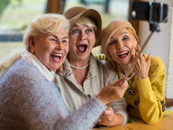 Mythe sur le vieillissement : les personnes âgées sont grincheuses et malheureuses.