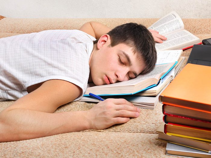 Pour une rentrée universitaire en santé, planifiez-vous des moments pour dormir.