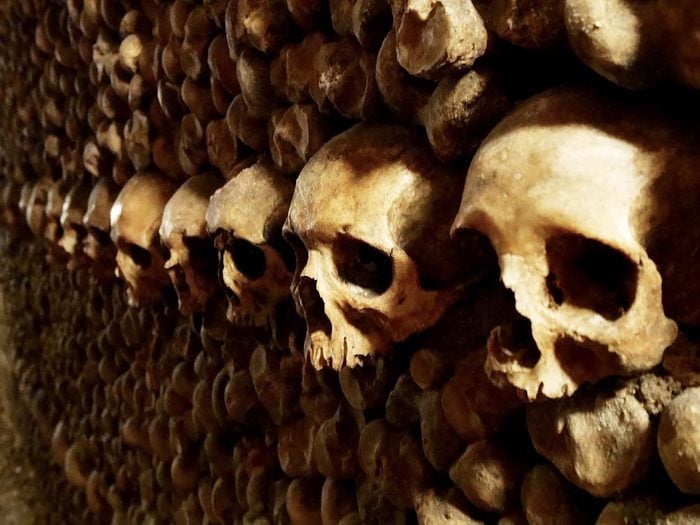 Les catacombes à Paris font partie des destinations les plus terrifiantes à travers le monde.