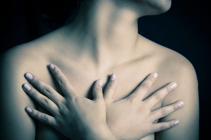 Parmi les symptômes du cancer du sein, la présence d'une masse au niveau des seins.