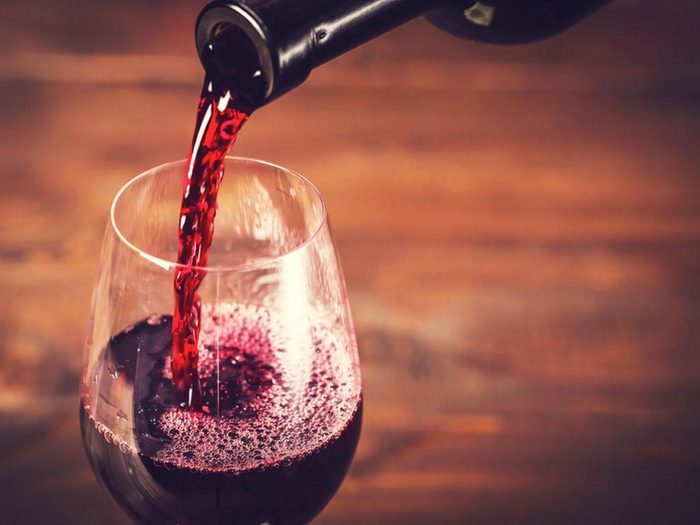 Lors d'activités sociales, évitez de boire du vin rouge.