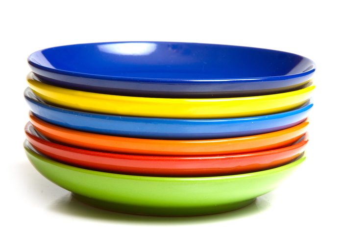 De la vaisselle aux couleurs contrastantes pour mieux contrôler vos portions. 