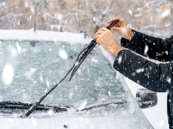 Installer des balais d'essuie-glace d'hiver pour préparer sa voiture pour l'hiver.