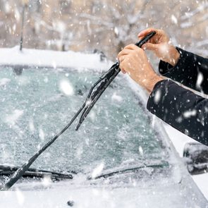 Installer des balais d'essuie-glace d'hiver pour préparer sa voiture pour l'hiver.
