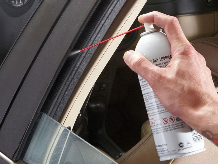 Lubrifier les rails de fenêtre pour préparer sa voiture pour l'hiver.