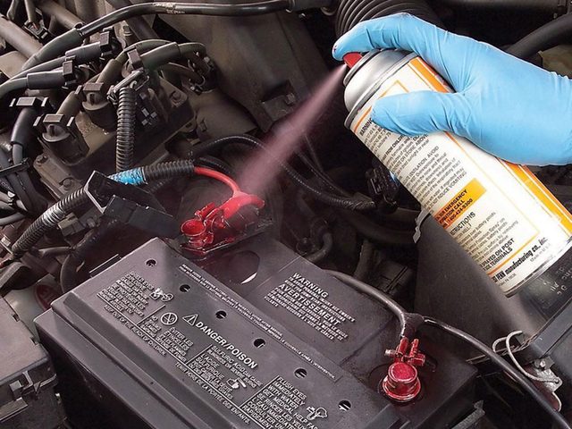 Protger les bornes de batterie pour prparer sa voiture pour l'hiver.