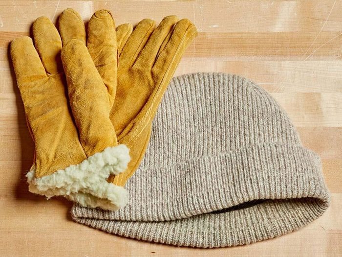 Une tuque et des gants chauds.