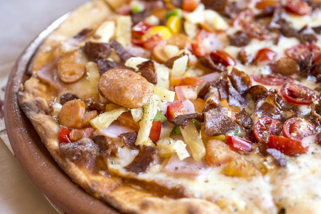 Une recette de pizza maison aux charcuteries et  la viande fume