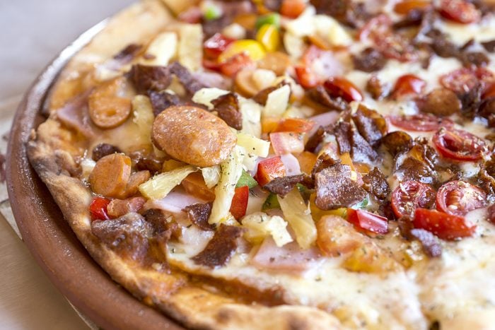 Une recette de pizza aux charcuteries et à la viande fumée