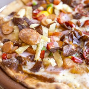Pizza à la charcuterie et à la viande fumée