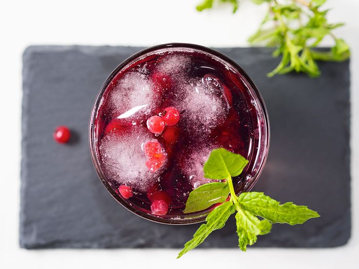 Cocktail aux fraises et aux bleuets.