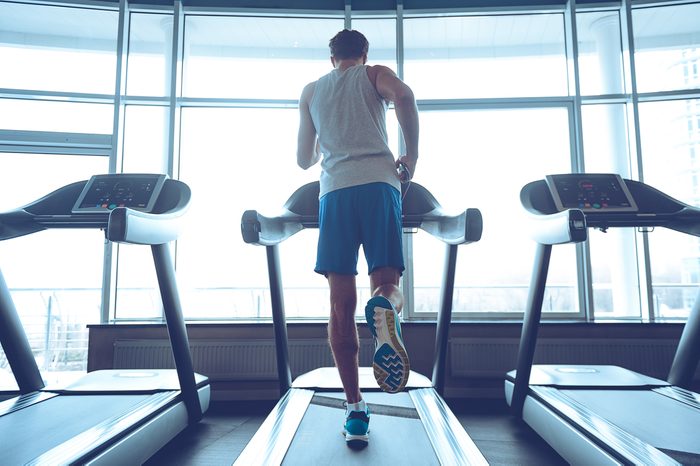 Parmi les meilleurs appareils de gym pour maigrir, on retrouve le tapis roulant.