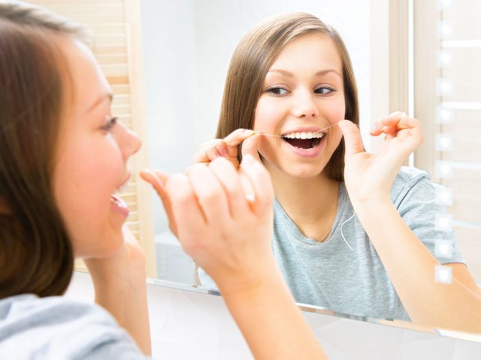 Passer la soie dentaire est une résolution santé.