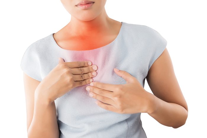 Toux chronique accompagnée de brûlures d'estomac peut être un reflux gastro-œsophagien.