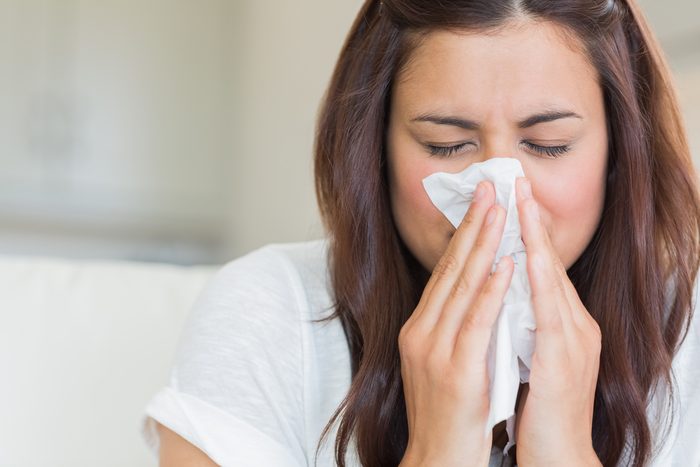 Symptômes d'une allergie ou d'une sinusite: toux chronique et écoulements nasals.