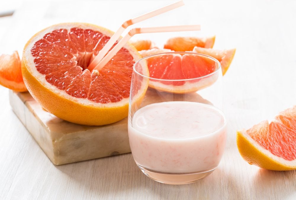 A grapefruit, strawberry and pineapple smoothie to lose weight