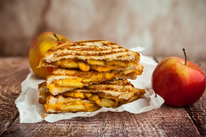 Une recette de sandwich bacon, pommes et fromage