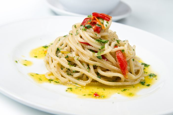 Une recette méditerranéenne de spaghetti à l'huile et à l'ail