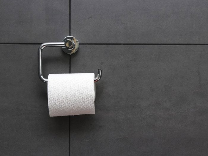 Changer le rouleau de papier toilette fait partie des règles de savoir-vivre à connaître.