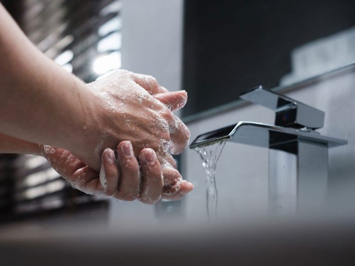 Se laver les mains fait partie des règles de savoir-vivre à connaître.