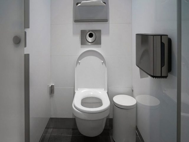 Signaler un dysfonctionnement des toilettes fait partie des rgles de savoir-vivre  connatre.