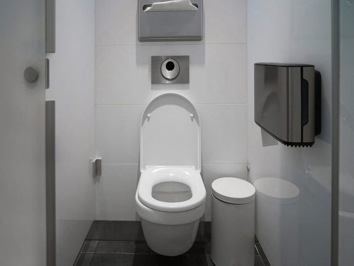 Signaler un dysfonctionnement des toilettes fait partie des règles de savoir-vivre à connaître.