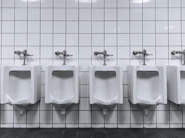 Garder ses distances dans les toilettes publiques fait partie des rgles de savoir-vivre  connatre.