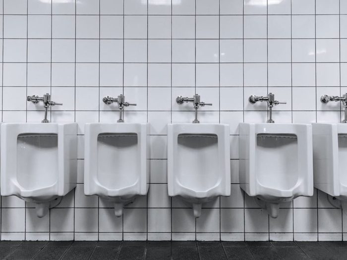 Garder ses distances dans les toilettes publiques fait partie des règles de savoir-vivre à connaître.