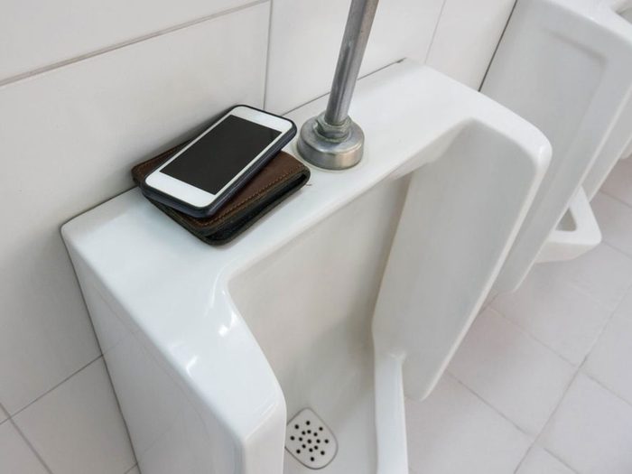 Ne jamais utiliser son téléphone dans les toilettes fait partie des règles de savoir-vivre à connaître.