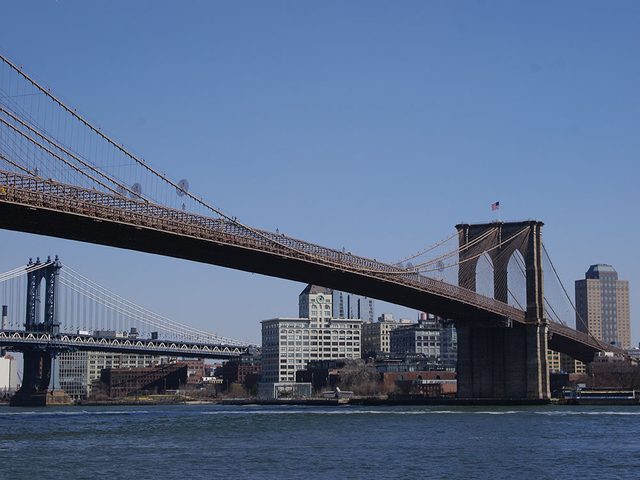 Traverser le Brooklyn Bridge, le New York mythique.