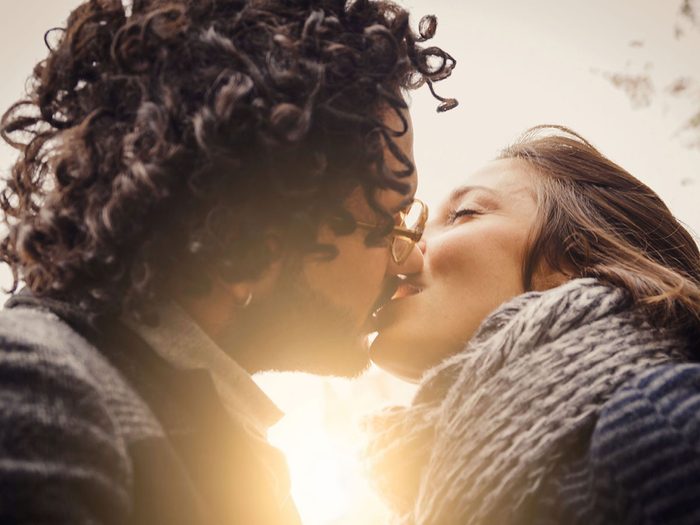 Devenir plus fort grâce au baiser qui raffermit les muscles faciaux.