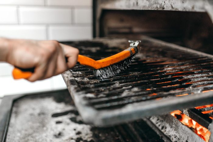 Nettoyer absolument la grille du barbecue évite que des substances cancérogènes ne se déposent sur les aliments.