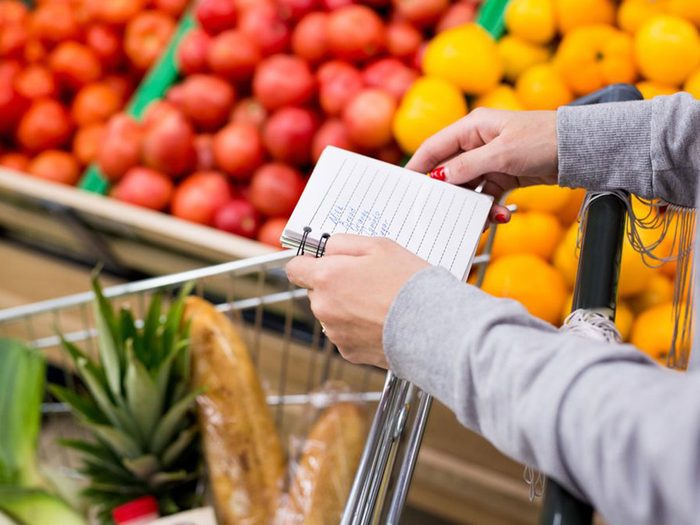 Mythe: n'achetez que les articles qui se trouvent sur votre liste quand vous allez à l'épicerie.