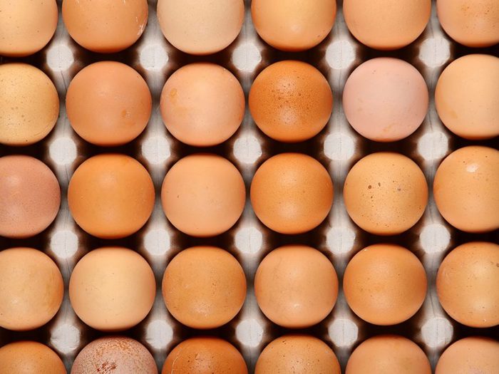 Mythe à l'épicerie: les œufs bruns sont plus sains que les blancs.