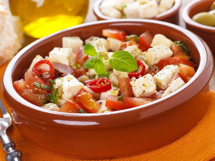 Une recette de salade de tomates au fromage de chèvre végétarienne pour un lundi sans viande.