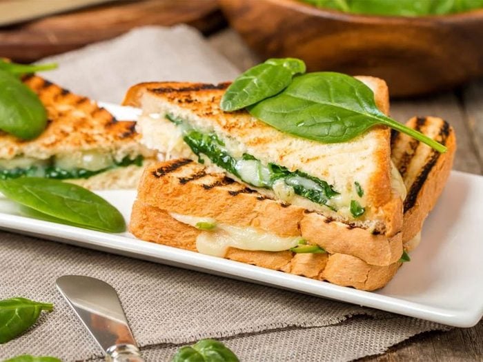 Recettes végétariennes: un sandwich à l’épinard, aux champignons et au brie fondant pour un lundi sans viande.