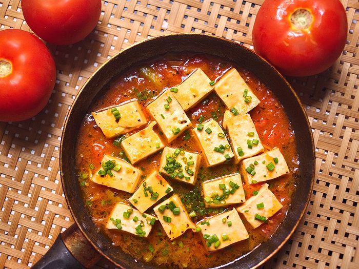 Une soupe japonaise aux tomates et au tofu pour un lundi sans viande.