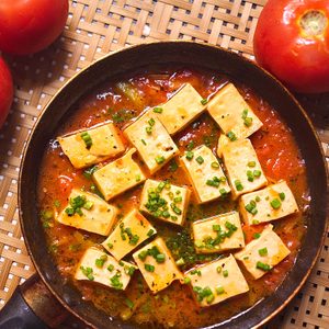 Soupe japonaise aux tomates et au tofu