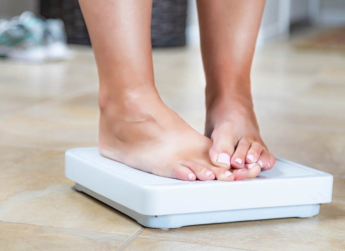 Soin des pieds : un surpoids augmente le risque d'inflammation.