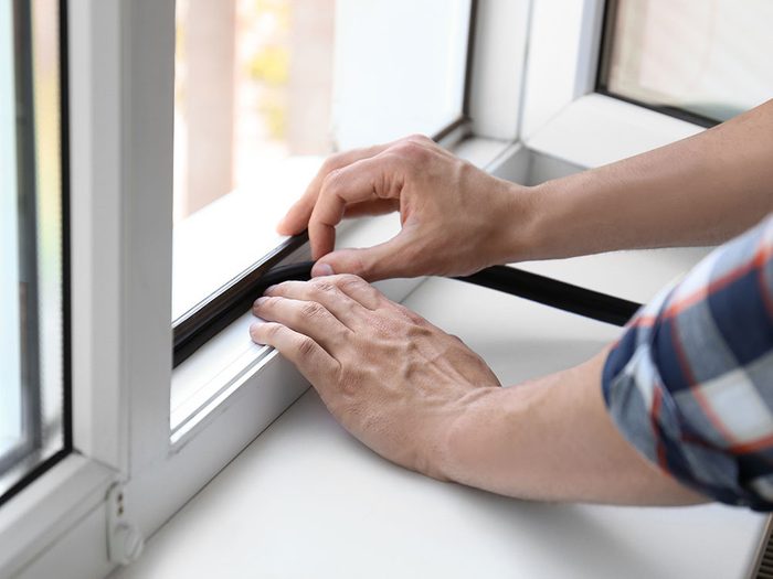 Isoler les portes et fenêtres pour garder la maison fraiche.