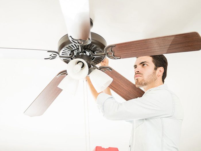 Utiliser le sens antihoraire du ventilateur de plafond pour garder la maison fraiche.
