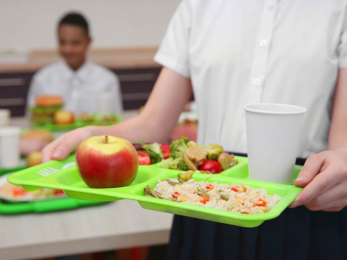 Le repas distribué par les écoles en France est définit par un diététicien.