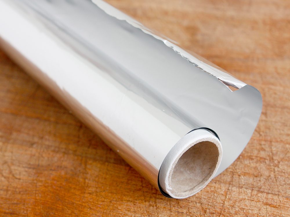 Un truc efficace pour nettoyer l’argent est d’utiliser du papier aluminium.