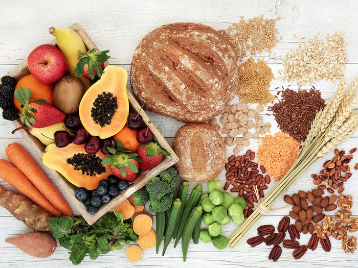 Une table recouverte de nourriture, allant de pains à des fruits et légumes.