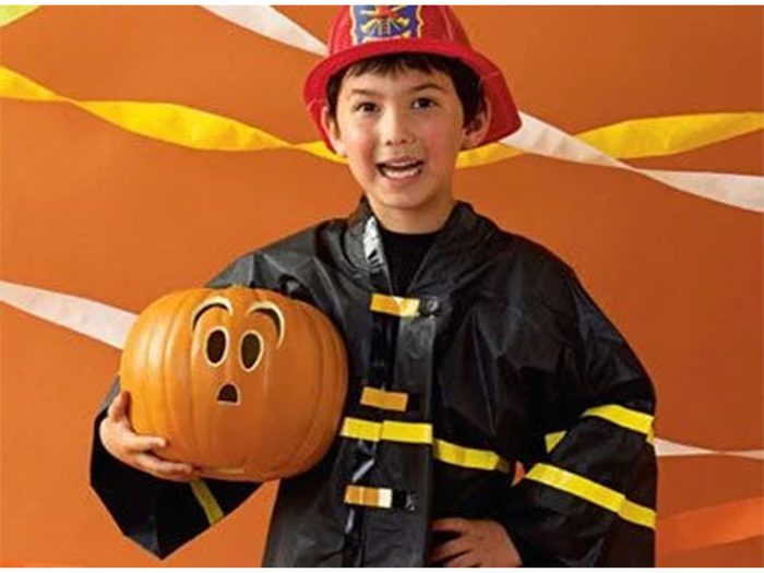 Un costume de pompiers pour enfants.