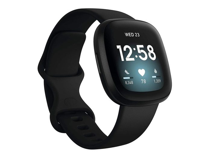 La montre connectée avec GPS Fitbit Versa 3 fait partie de nos idées de cadeaux de dernière minute.
