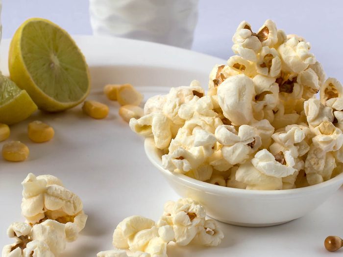 Préparez une recette de popcorn santé façon margarita.