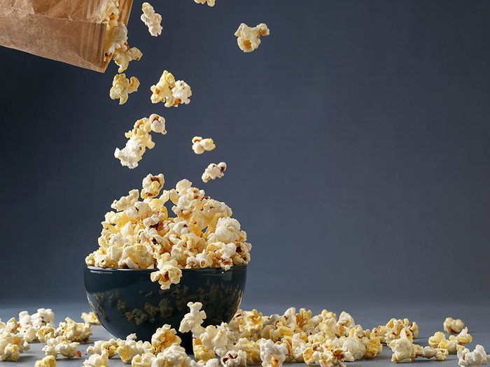 Préparez du popcorn santé au parmesan.